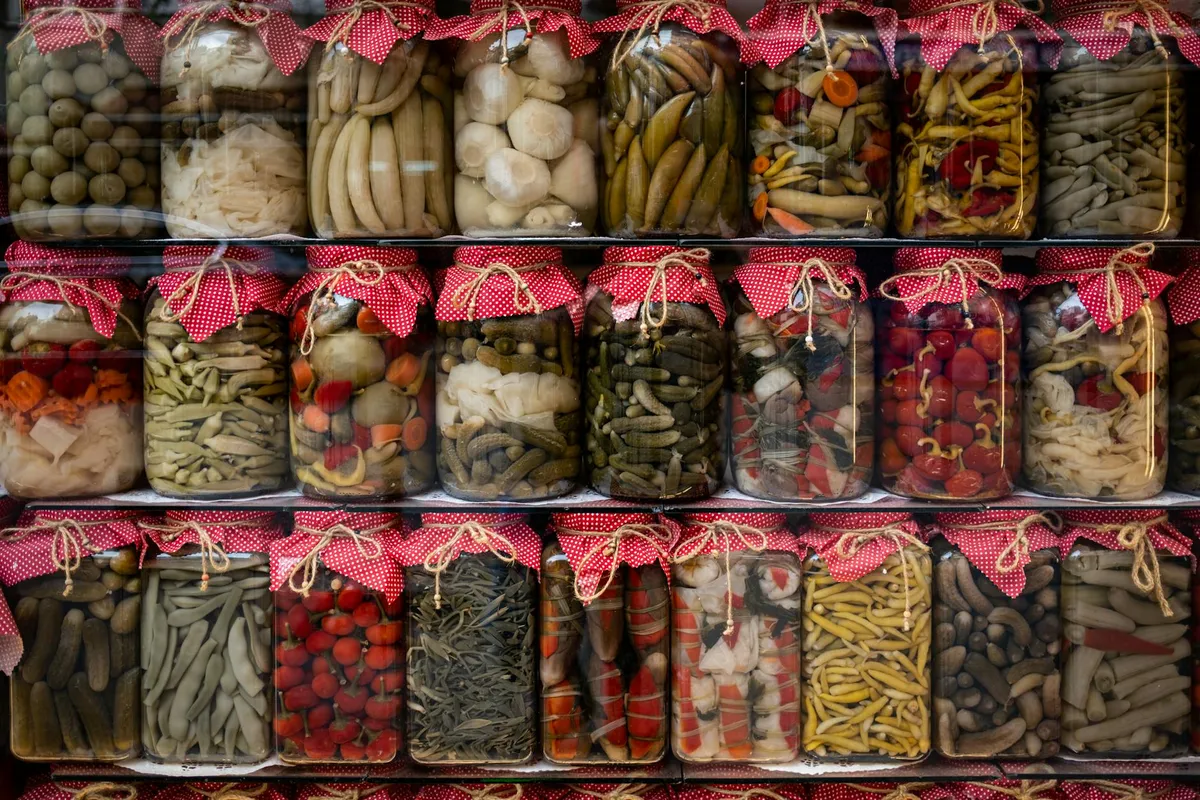 Gefuellte Einmachglaeser mit eingekochtem Gemuese