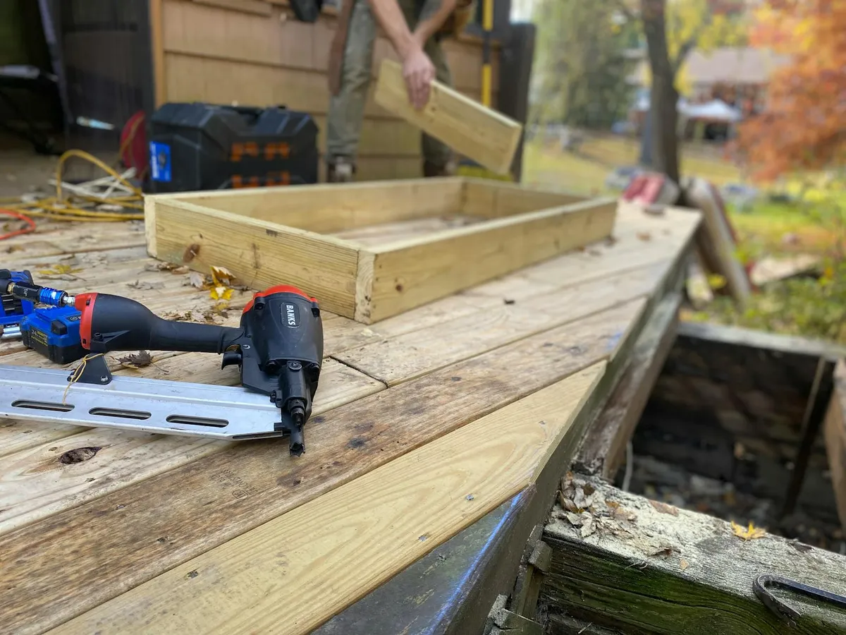 Frühbeet-Rahmen wird aus Holzplanken gebaut