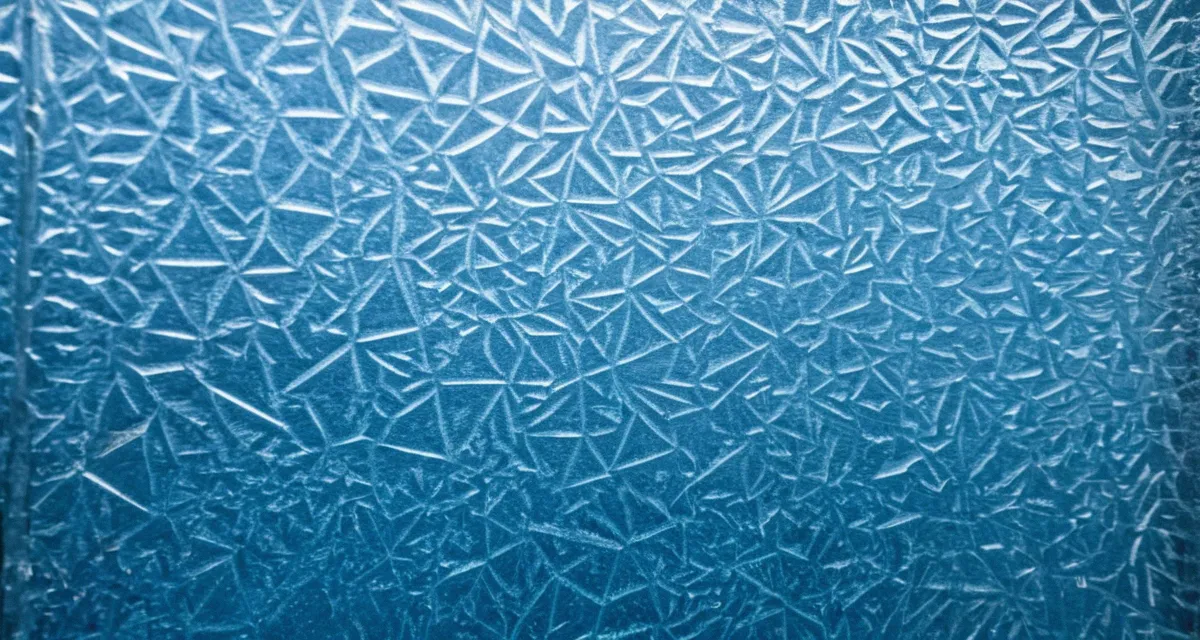 Eiskristalle auf der Glasabdeckung eines Frühbeets