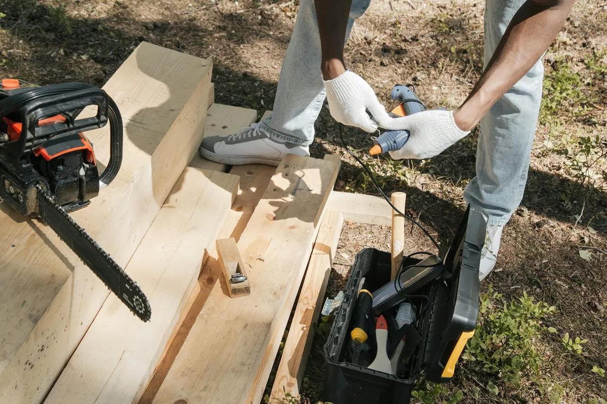 Hochbeet-Bau: Holzplanken werden zusammengeschraubt