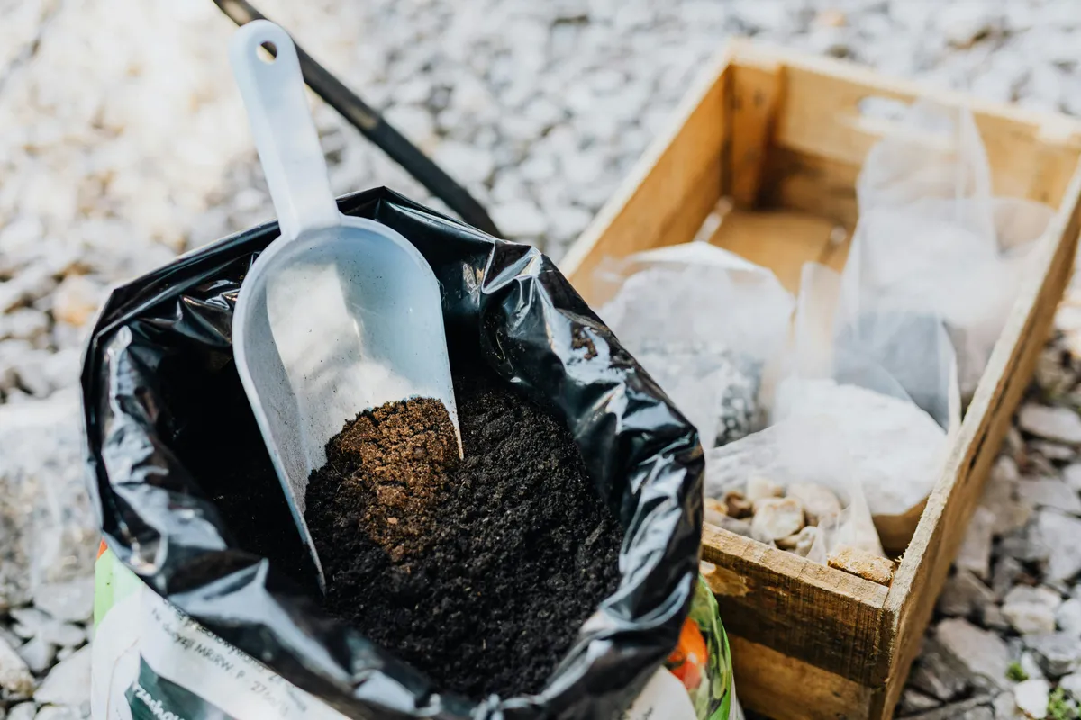 Gartenerde, Kompost und Zubehör zum Anmischen der richtigen Hochbeet-Mischung