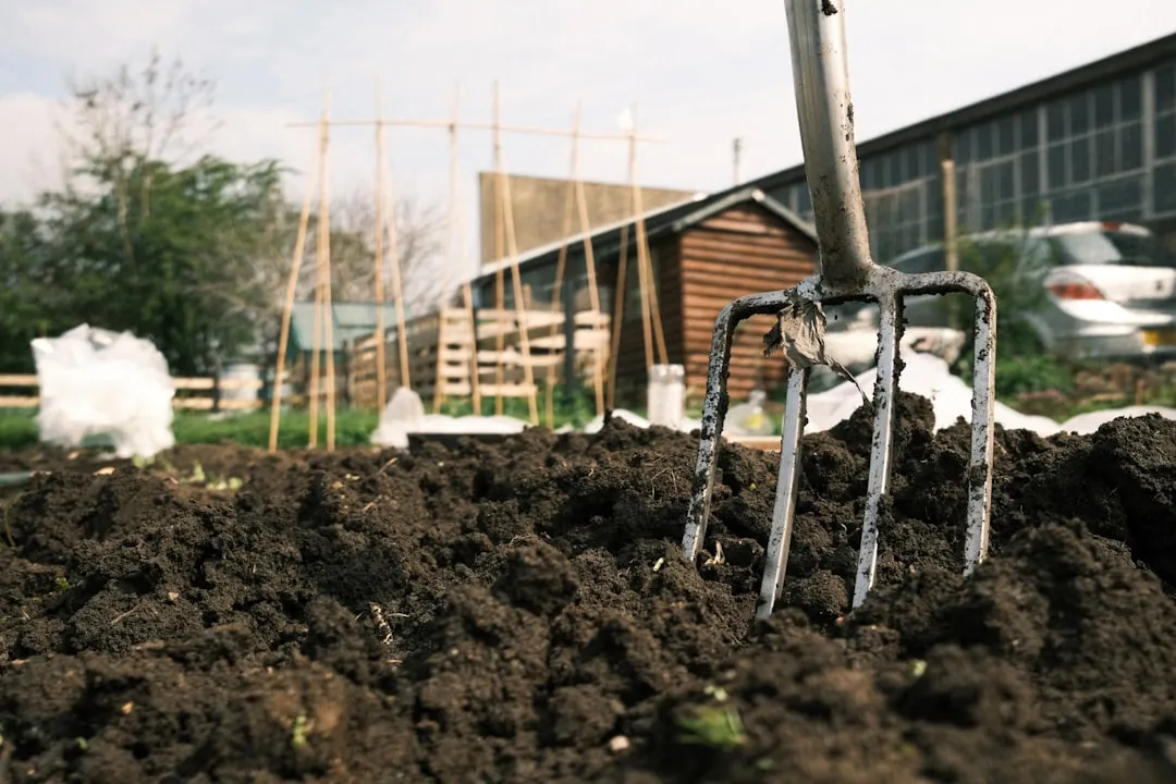 Frisch aufgegrabener Gartenboden im Frühjahr